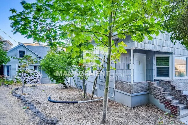 Building Photo - LOCATION, LOCATION, LOCATION! Spacious S Portland Home Walking Distance to PSU and Downtown! MUST...