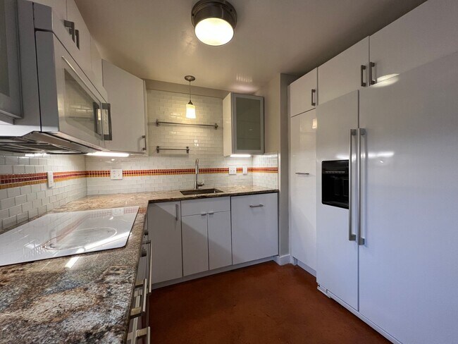 Foto del edificio - AMAZING LOCATION 2 Bed 1 Bath Condo of Wes...