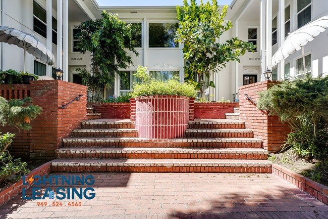 Building Photo - Stylish and Modern Living in the Heart of ...