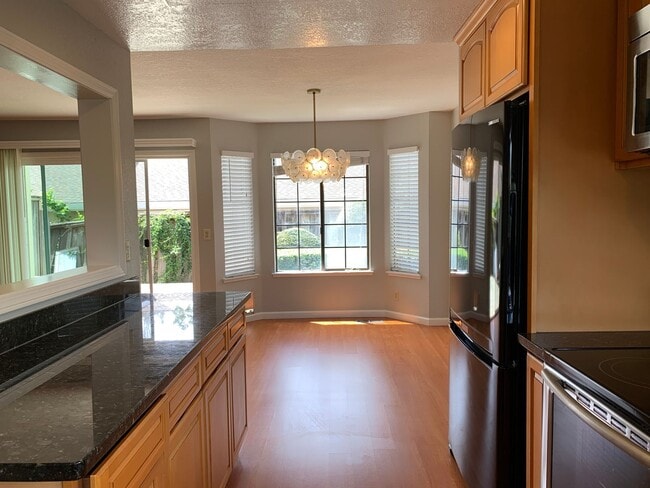 Building Photo - Bright and Updated 2 Bedroom+Den 2.5 Bath ...