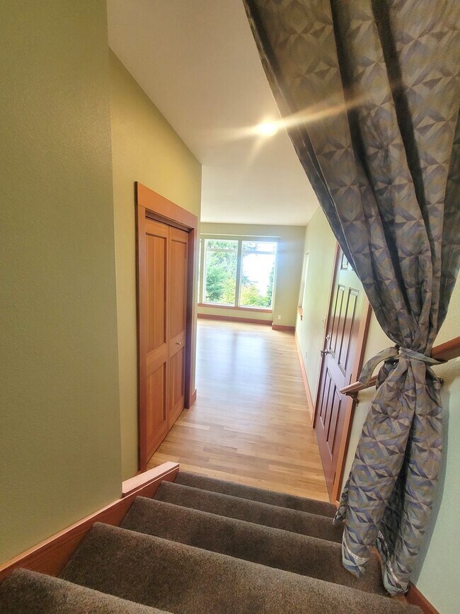 Foto del edificio - Beautiful South Hill Home with Bay Views 3...