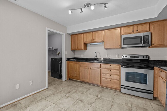 Building Photo - New Listing in Virginia Beach!