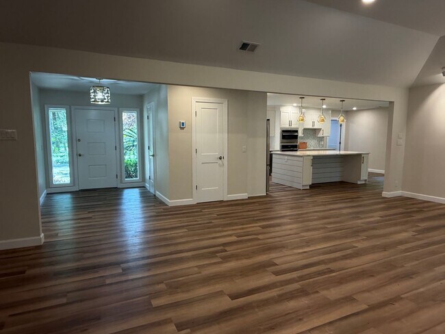 Building Photo - Stunning Remodeled One-Story Home - Port Royal Plantation