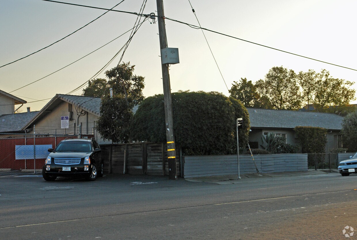 No access to back - 1934 Country Club Blvd