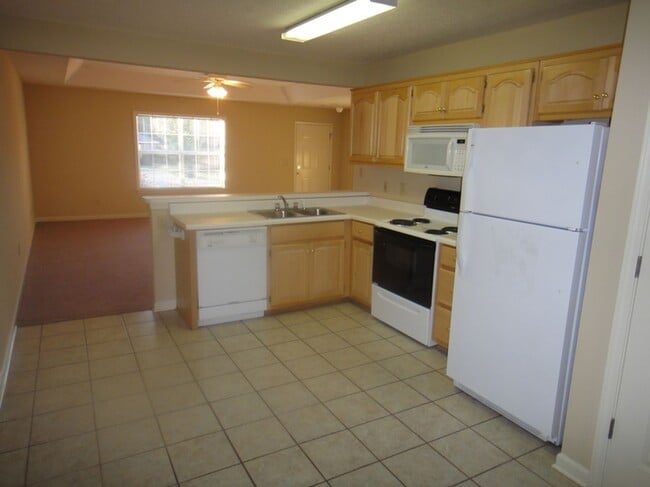 Building Photo - 3 Bedroom Available in Auburn!