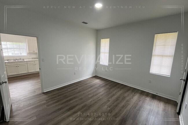 Building Photo - Newly Renovated 3 Bedroom/1 Bathroom in Ch...
