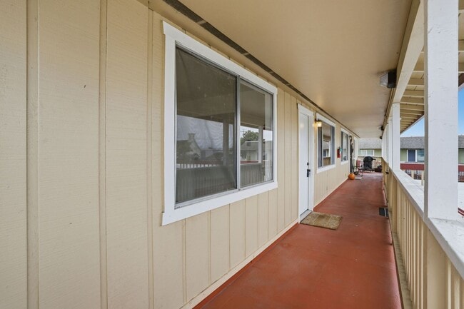 Building Photo - Spacious Upstairs Unit!