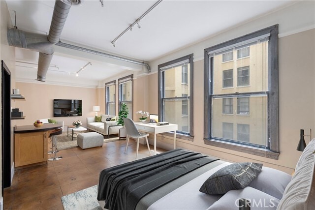 Foto principal - 108 W 2nd St
