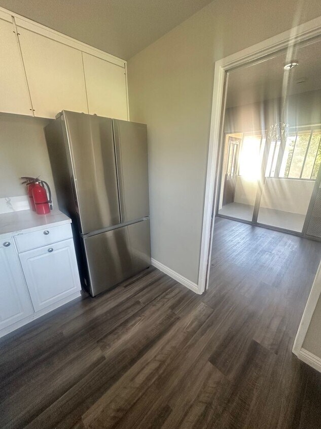 Foto principal - Spacious 3-Bed, 2-Bath Condo in Prime Long...