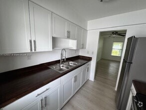 Building Photo - 1311 Bayview Dr