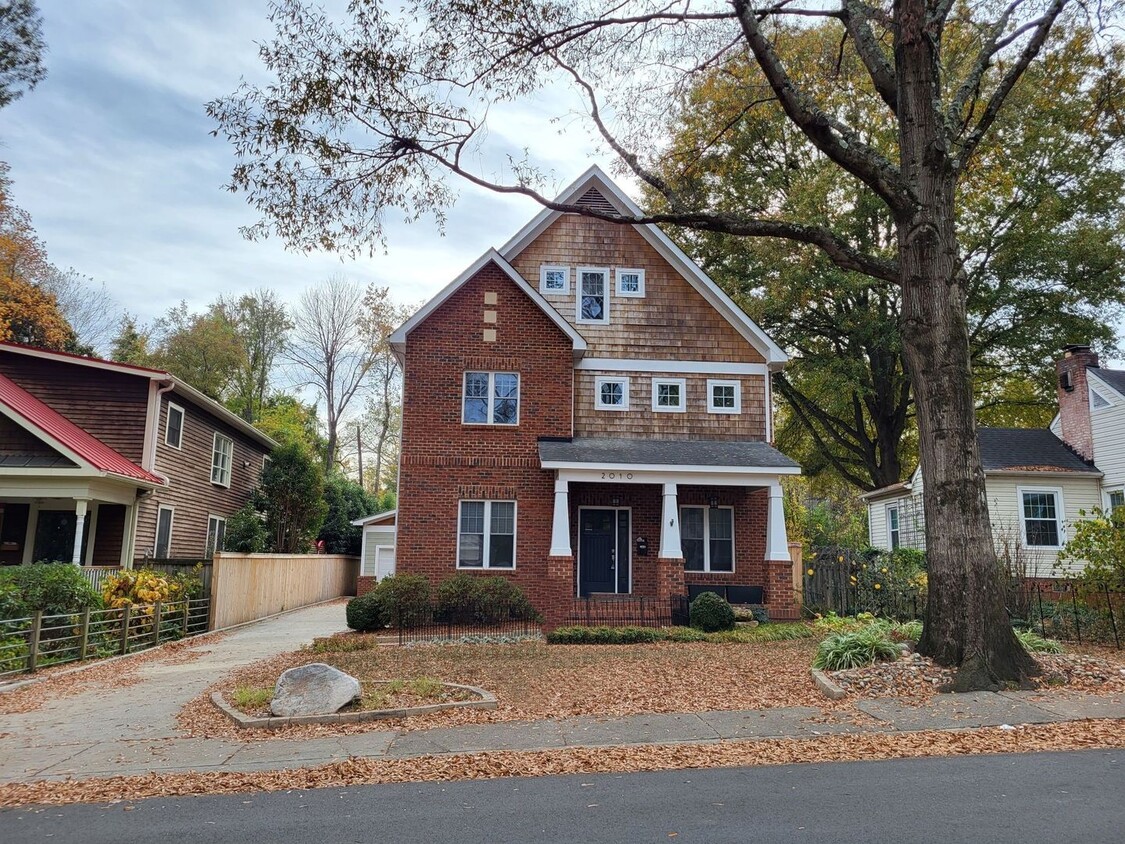 Foto principal - Four Bedroom Home w/Garage in Chantilly