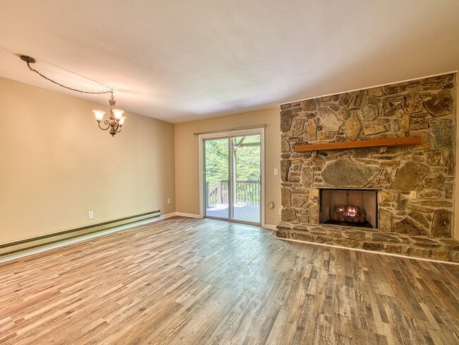 Building Photo - 49 Riverside Villa Dr