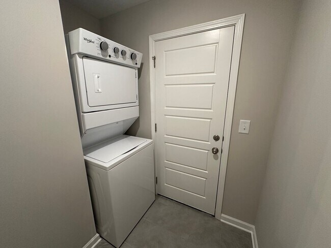 Building Photo - Amazing 3 BD 2.5 BA Townhome in Murfreesboro