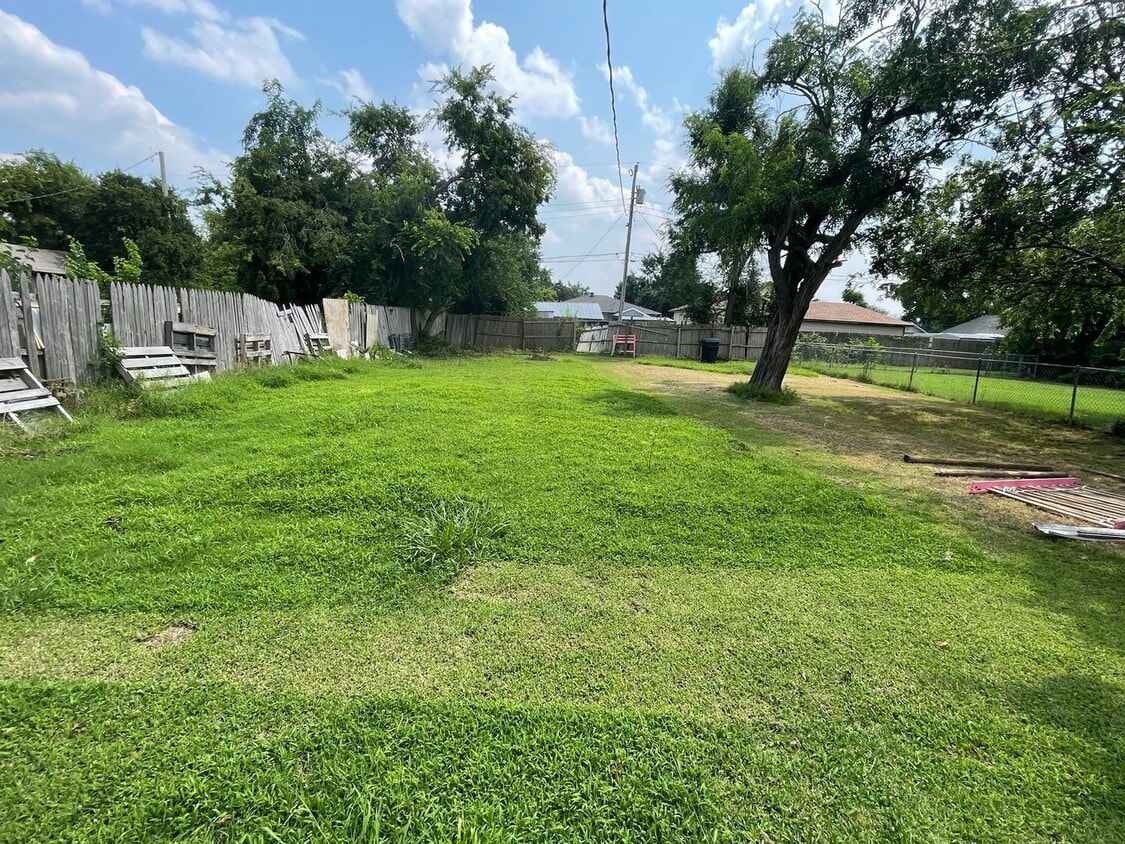 Building Photo - NW- 2 BEDROOM 1 BATH