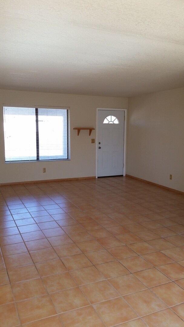 Building Photo - 3 Bedroom Home, Central Location