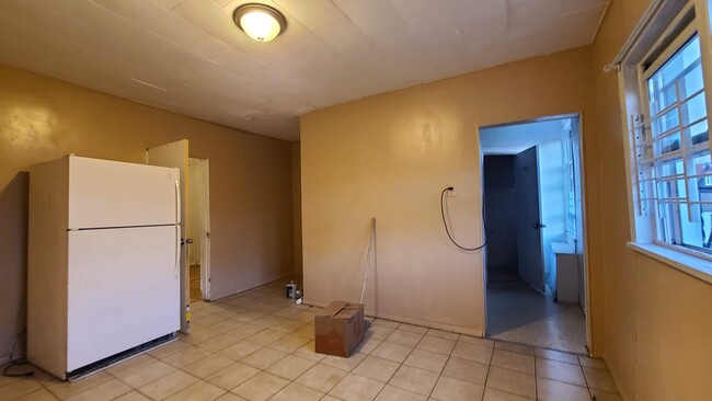 Building Photo - 42 Saint Pauls Ave