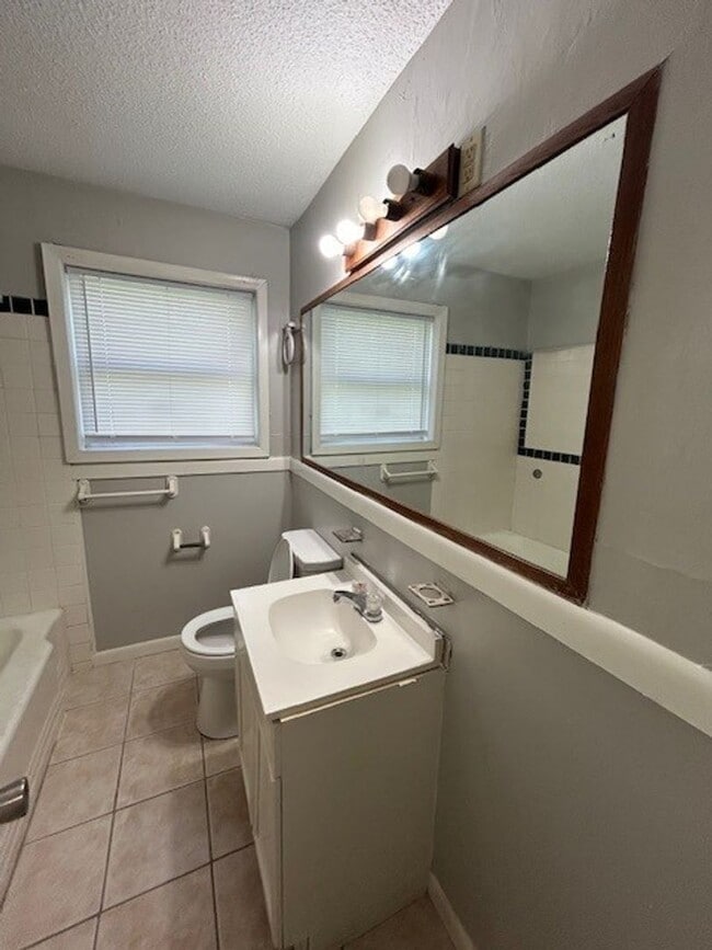 Building Photo - Spacious 2 Bedroom