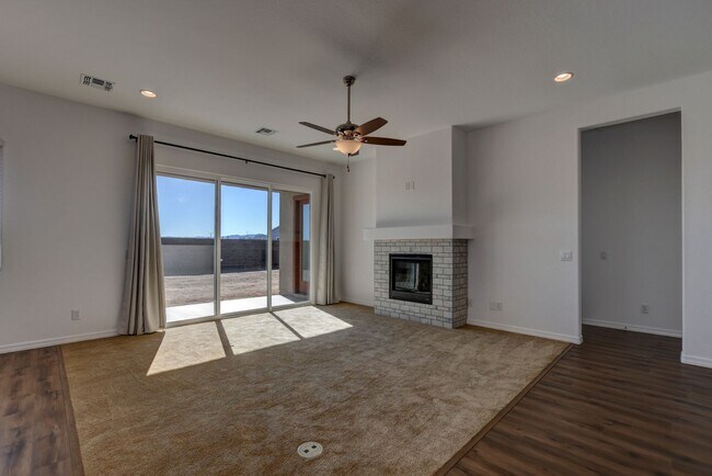 Building Photo - 3 bedroom 2 bathroom in Deep Well Ranch's ...