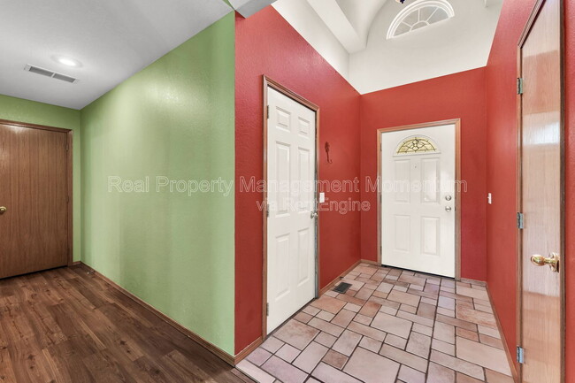 Building Photo - 1111 W Poplar St