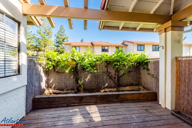 Building Photo - 404 Colony Knoll Dr