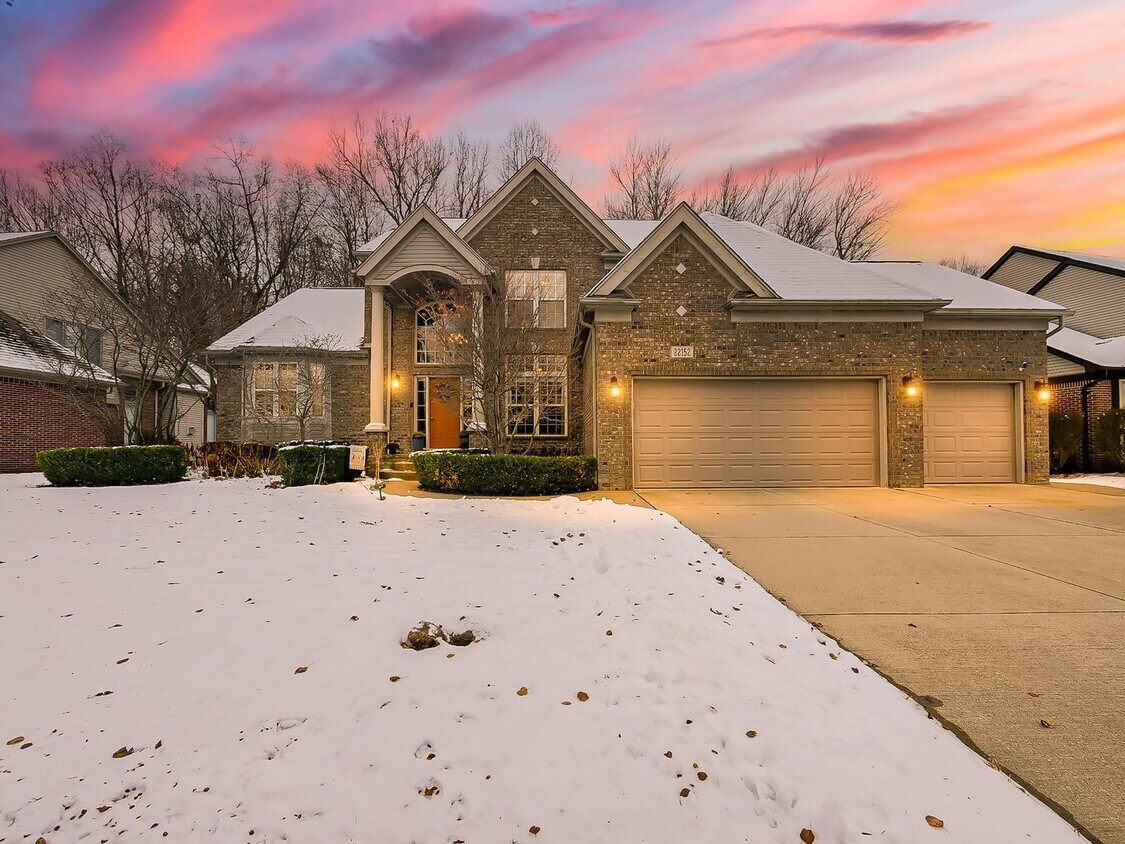 Foto principal - AVAILABLE NOW! Stylish 4-Bedroom Home in Macomb!