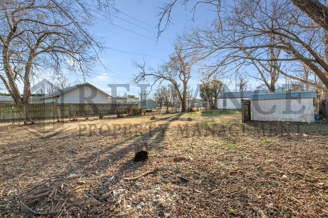 Building Photo - 110 N Doris St