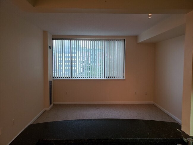 Foto del edificio - 169 Monsignor Obrien Hwy