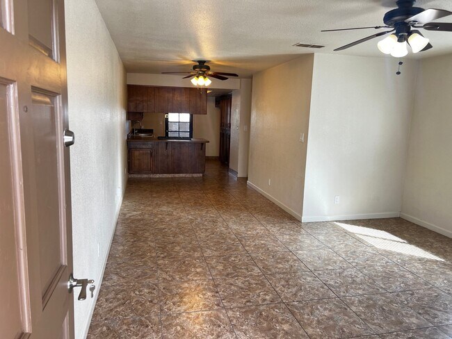 Foto del edificio - 1823 W Whitendale Ave