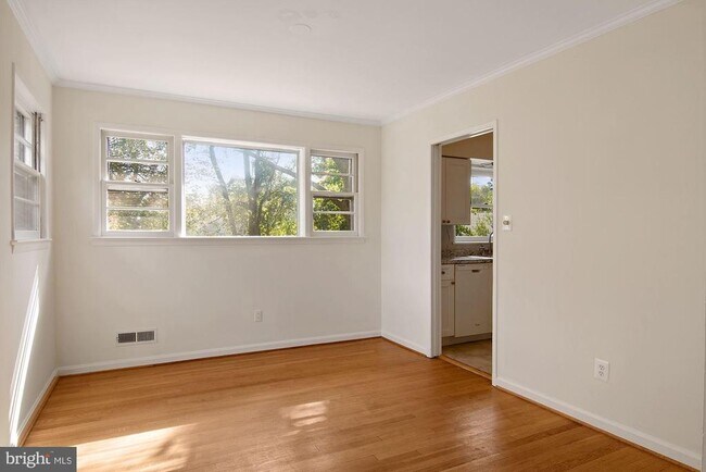 Foto del edificio - 6807 Dean Dr