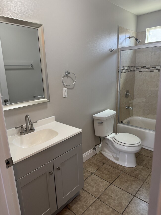 Building Photo - 430 1/2 W 59th Pl