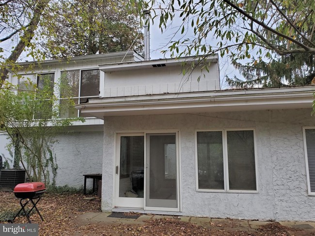 Building Photo - 18 N Valley Rd
