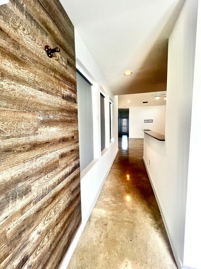Foto del edificio - Contemporary 2/2 + Loft Home in Hot East Austin Neighborhood