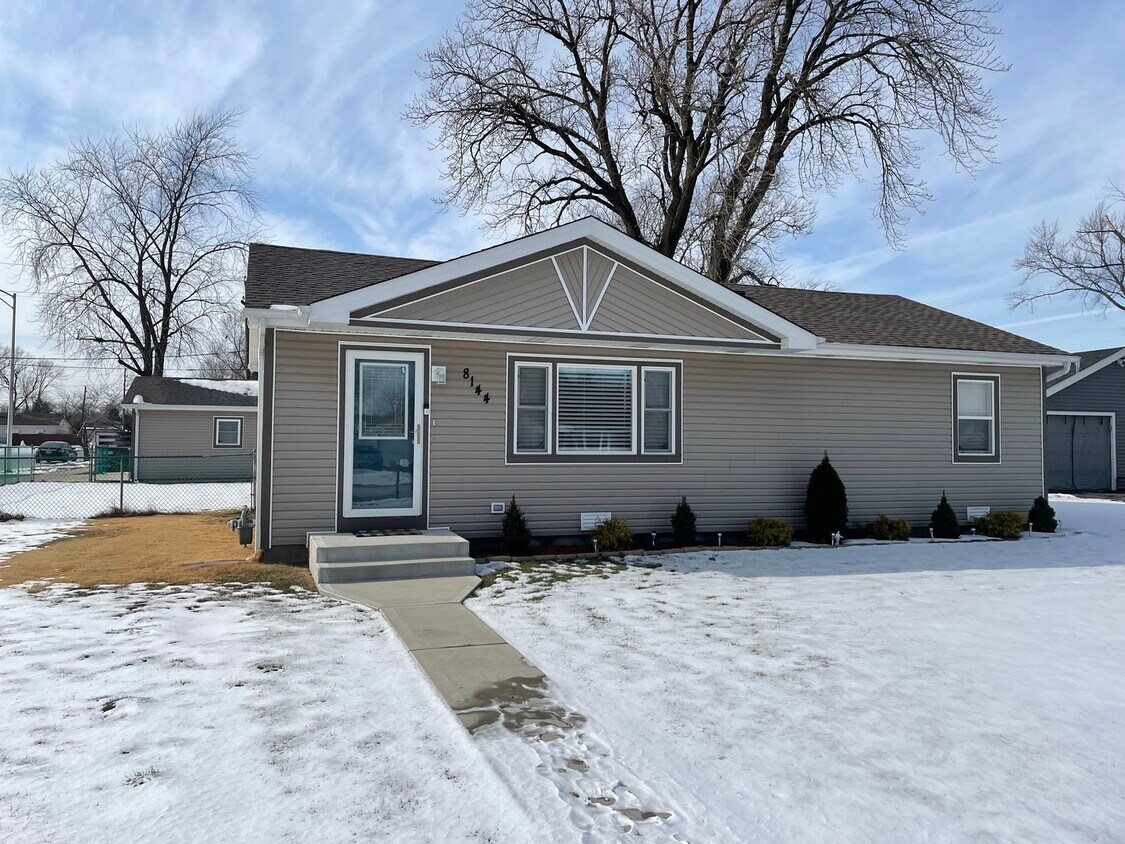 Foto principal - 8144 Mobile Ave