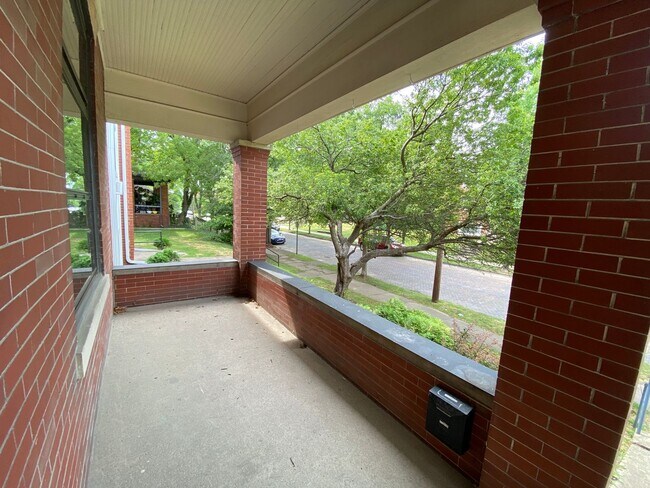 Foto del edificio - 329 W 8th Ave