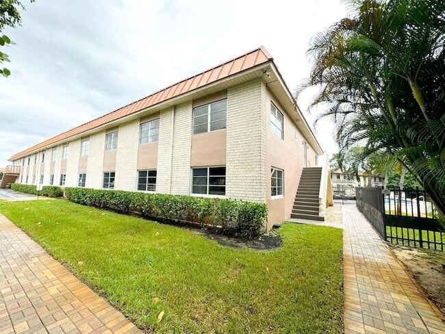 Foto del edificio - 124 NE 19th Ct