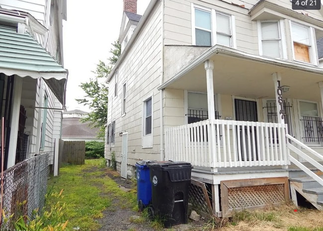 Building Photo - 10817 Hull Ave