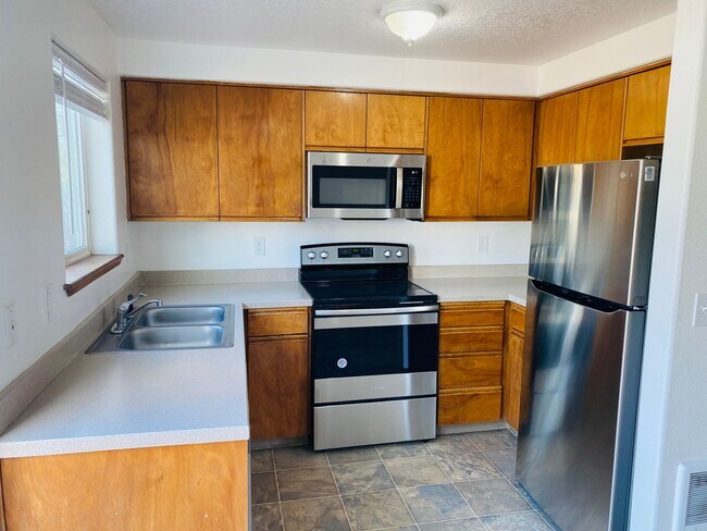 Foto del edificio - Freshly updated TH unit with private back ...