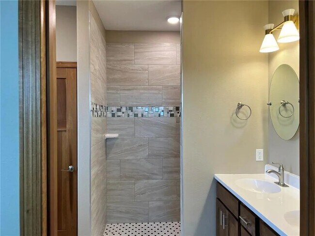 Foto del edificio - 3110 Bassett Dr