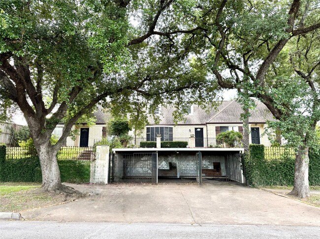 Building Photo - 6744 Lawndale St