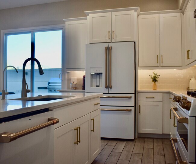 Foto del edificio - 4864 E Village Dr