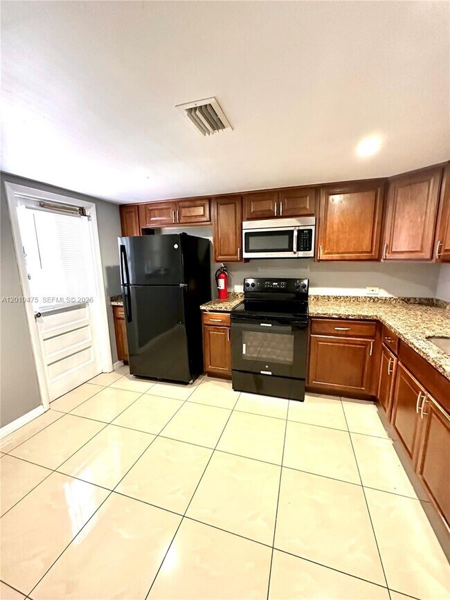 Foto del edificio - 443 NE 195th St