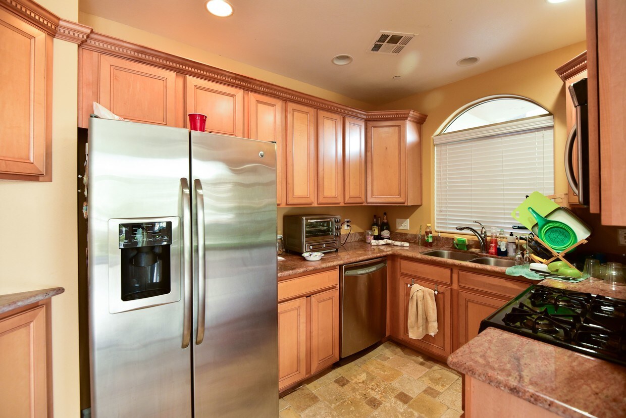 346 Metropole Ave, Avalon, CA 90704 Condo for Rent in Avalon, CA