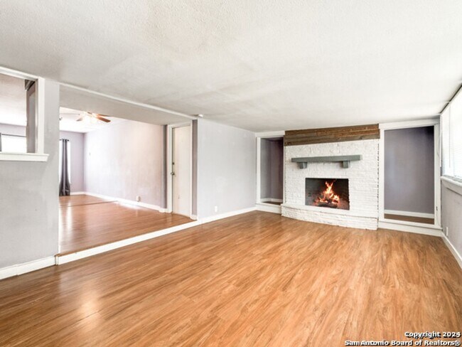 Foto del edificio - 3 Bedroom and 1 Bathroom located in Cresth...