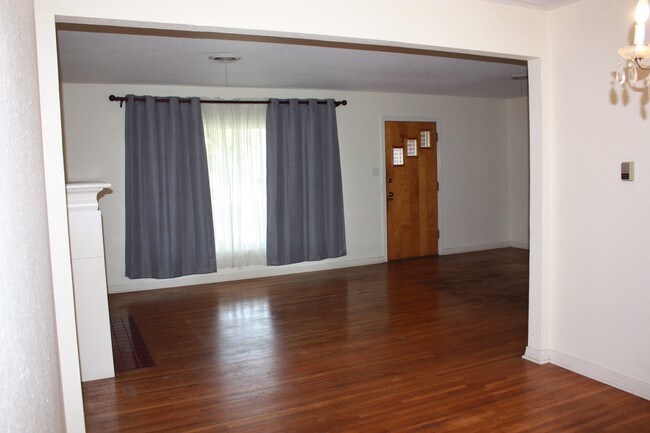 Building Photo - 2214 S Fannin St