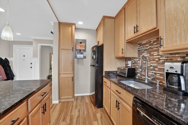 Foto del edificio - 2208 Colston Dr