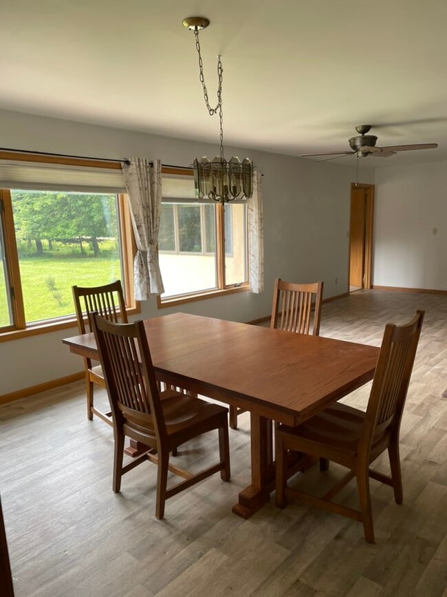 Foto del edificio - 421 County Road UU