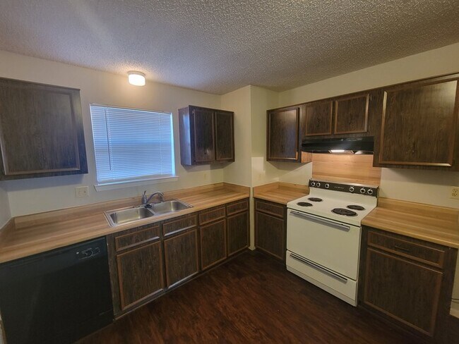 Building Photo - 3 Bed 2 Bath