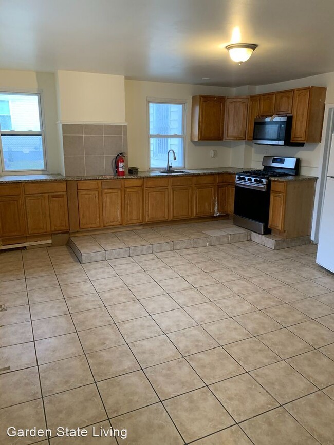 Building Photo - 4 br, 2 bath House - 71 Winans Avenue