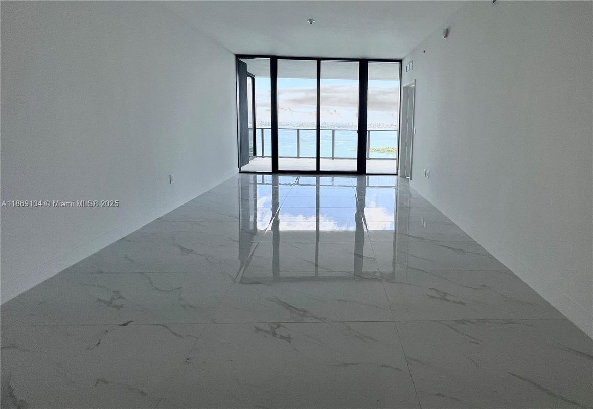 Foto del edificio - 700 NE 24th St