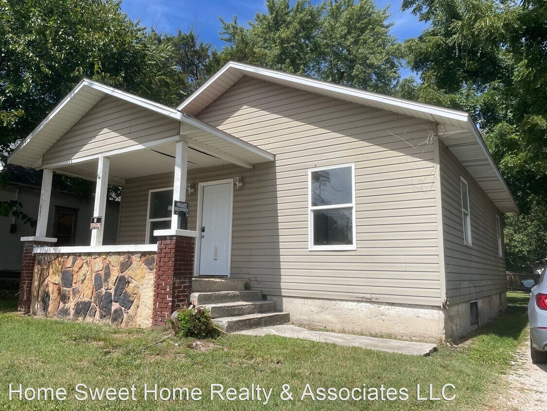 Foto principal - 2 br, 1 bath House - 1011 W Division St
